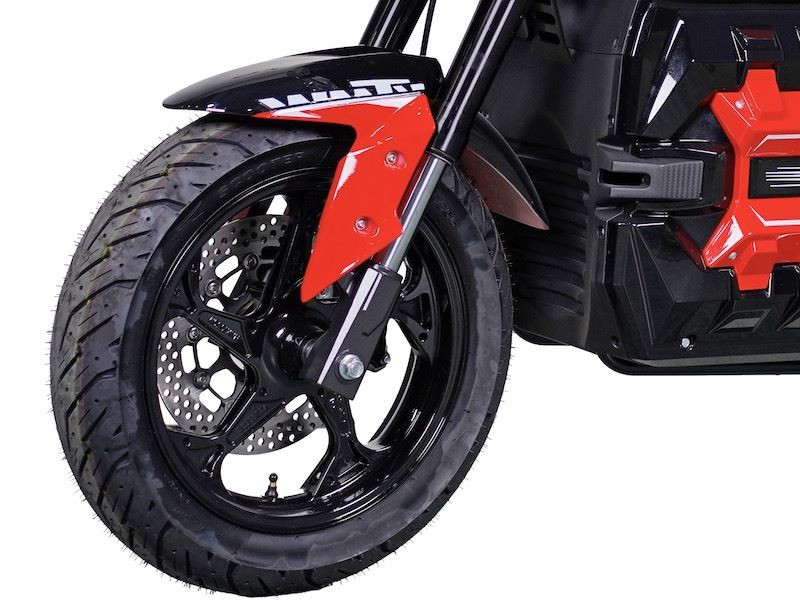 1.Thefat,broadtyreshadagooddepthoftread, which improve the ability to adapt to different conditions even on slippery and rough pavement.